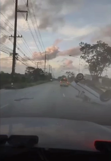 เปิดคลิปสุดสลด รถยนต์แม่บ้าน เลี้ยวตัดหน้ารถตู้กู้ชีพฯ ชนสนั่นร่างปลิวดับ