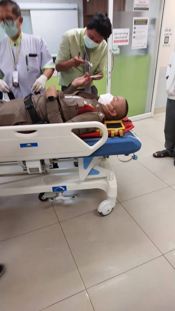 ฟอร์จูนเนอร์เลี้ยวพุ่งชน สว.จร.คลองตัน บาดเจ็บ ปากซอยปรีดีฯ