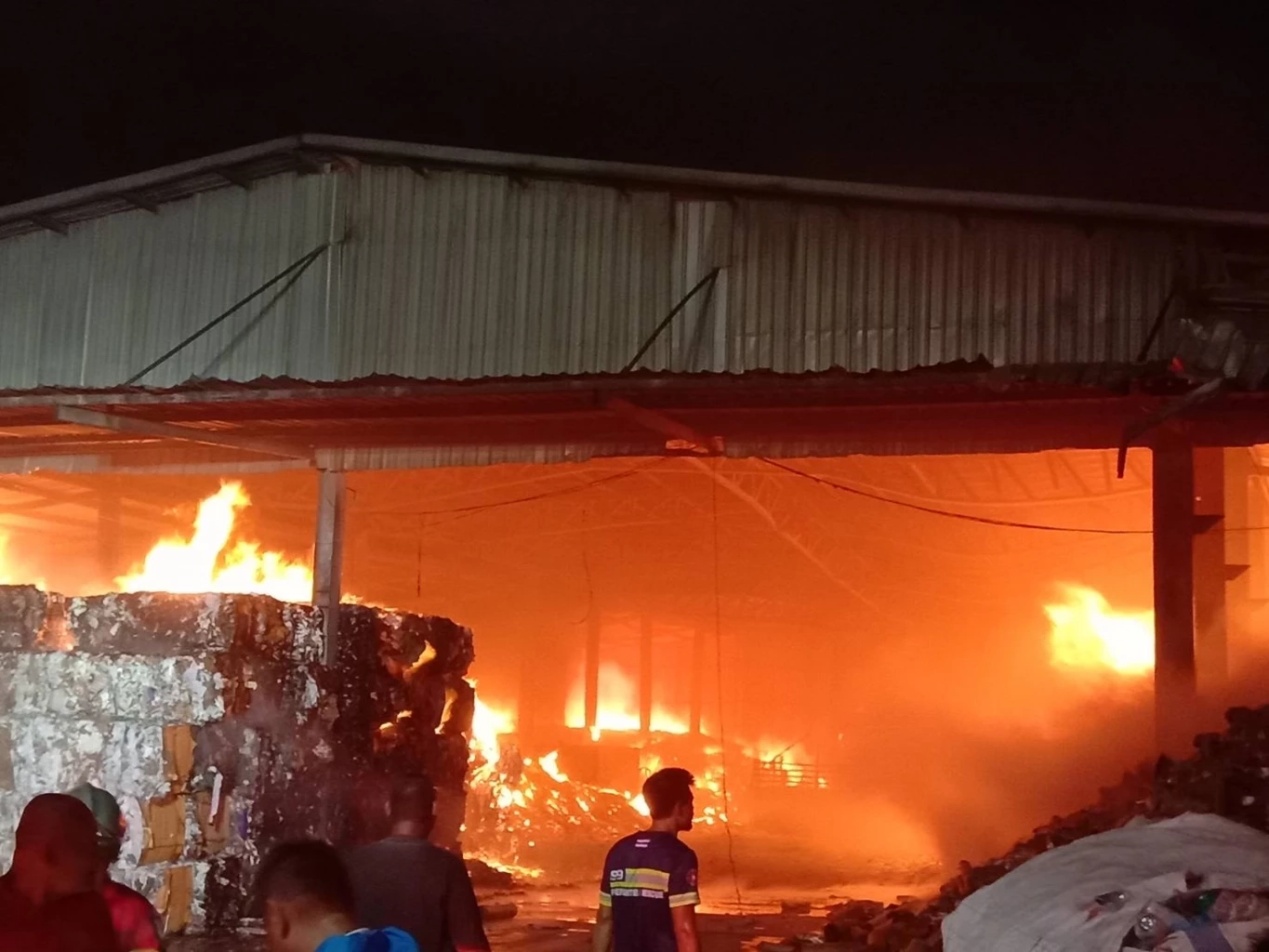 เฝ้าระวังต่อเนื่อง ผ่านไป 10 กว่าชม. ไฟไหม้โกดังกระดาษอัดแท่ง ยังดับไม่สนิท