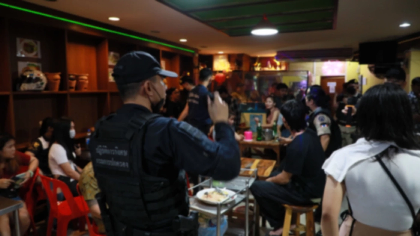 เด้ง 5 เสือโรงพักปทุมวัน เซ่นปกครองบุกจับร้านลาบ ลอบเปิดผับเถื่อน