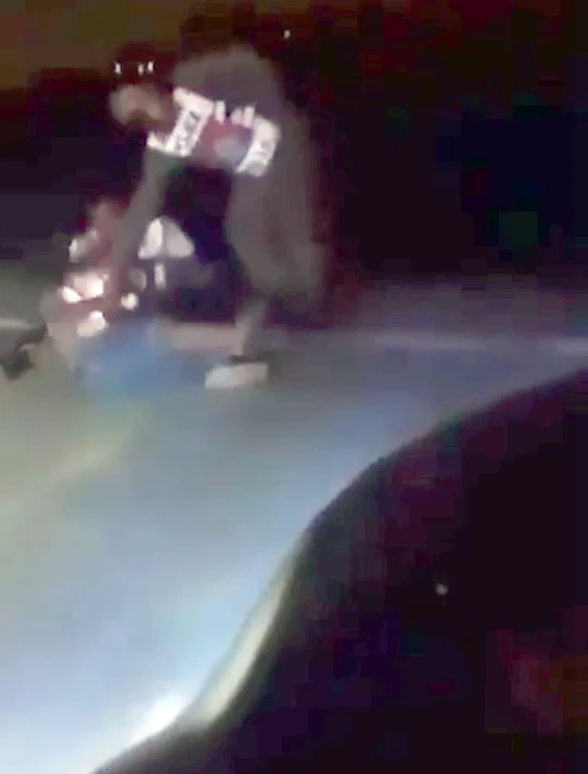 เปิดคลิป คนร้ายปลอมเป็นตำรวจ ช็อตไฟฟ้าหนุ่มเมืองกาญน์ ชิงกระบะหลบหนี