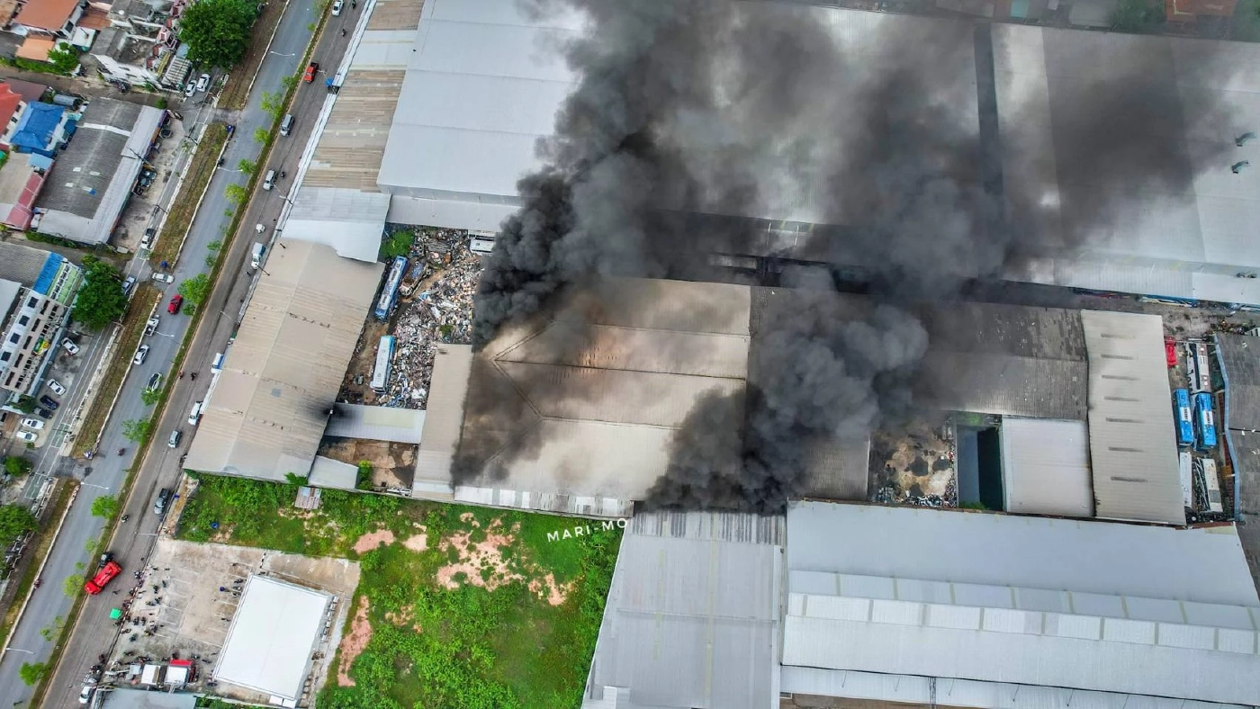 ด่วน! ไฟไหม้ อู่เชิดชัย"เจ้เกียว" เร่งนำโฟมและสารเคมี ฉีดสกัดเพลิง (มีคลิป)