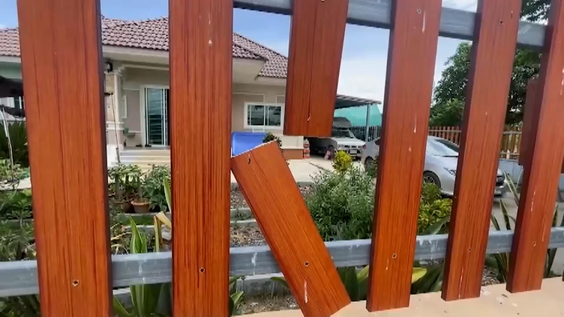 ความเสียหายบริเวณรั้วบ้าน