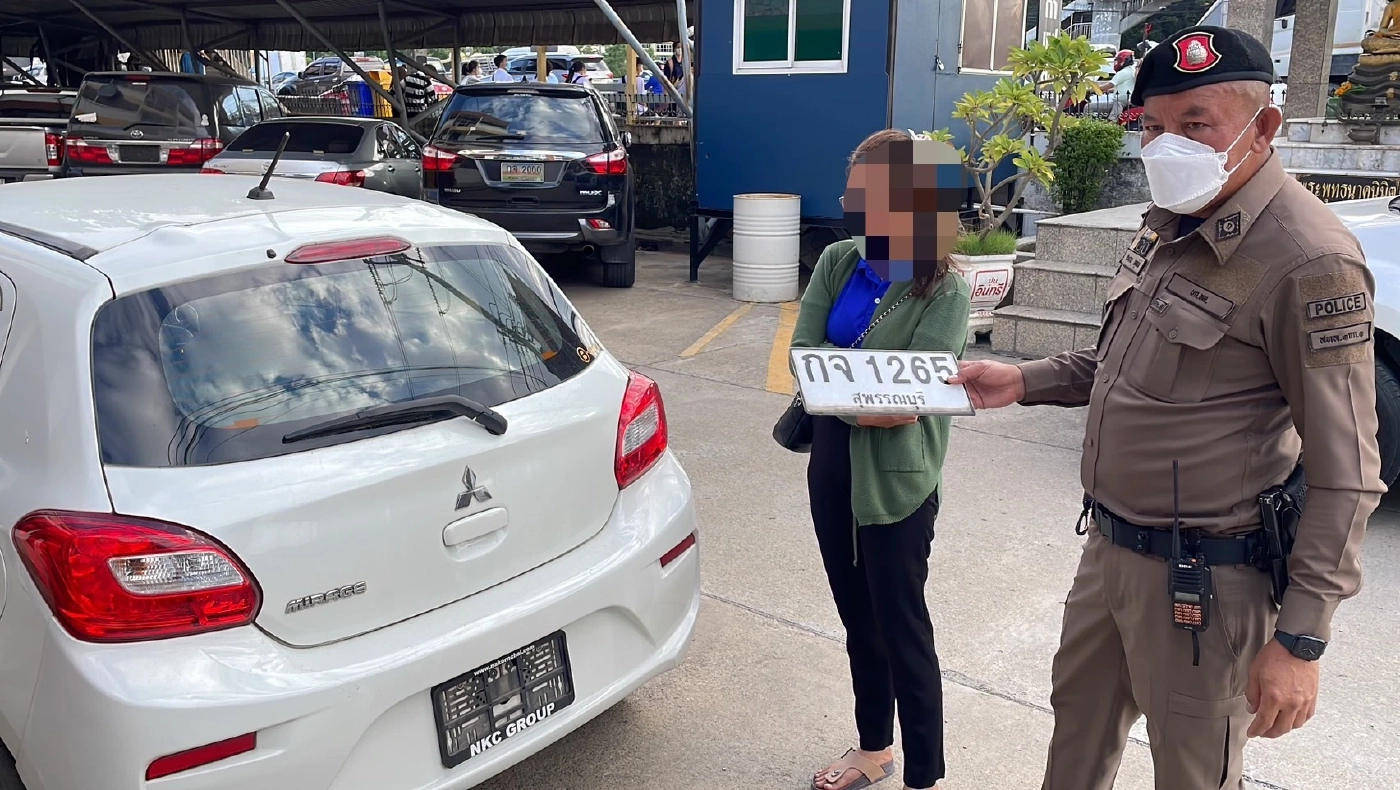 ทล.จับสาวขับรถสวมทะเบียนปลอม เช็กประวัติรถ พบหนีไฟแนนซ์จนถูกยึดบ้านขาย