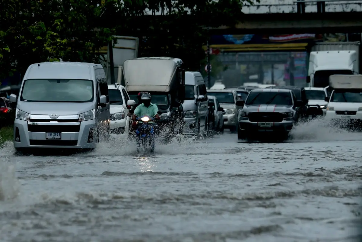 มรสุมกำลังแรง กรมอุตุฯแจ้ง"ฝนตกหนักมาก" ระวังน้ำท่วมฉับพลัน กทม.อ่วมฝน 60%