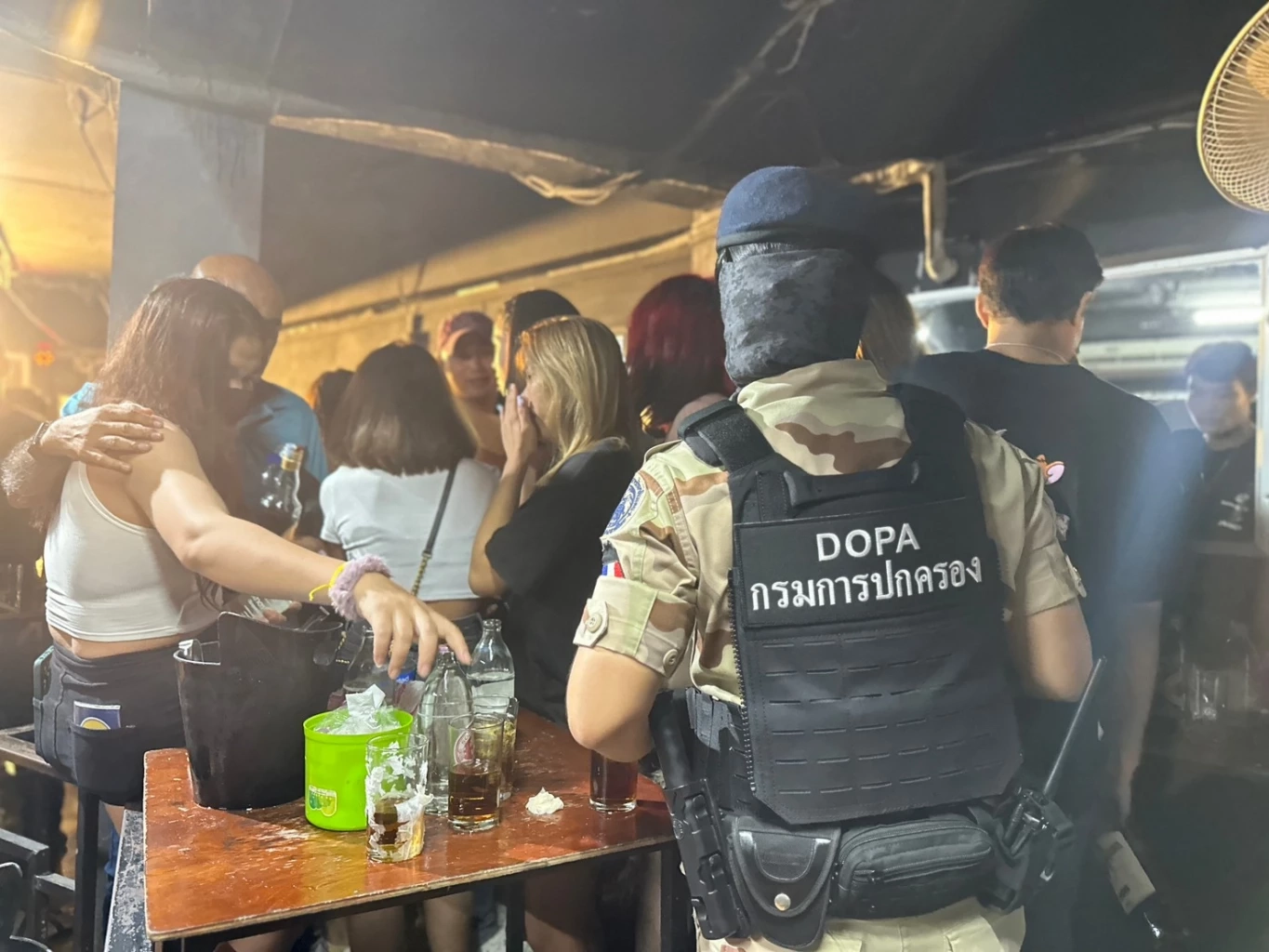 กรมการปกครอง บุกจับร้านลาบ ลอบเปิดผับต่างด้าวกลางกรุง