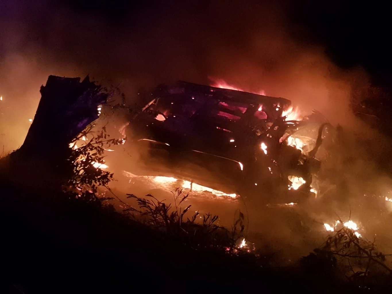 อุทาหรณ์ เก๋งซิ่งฝ่าสายฝนเสียหลักตกร่องกลางถนน ไฟคลอกคนขับดับ