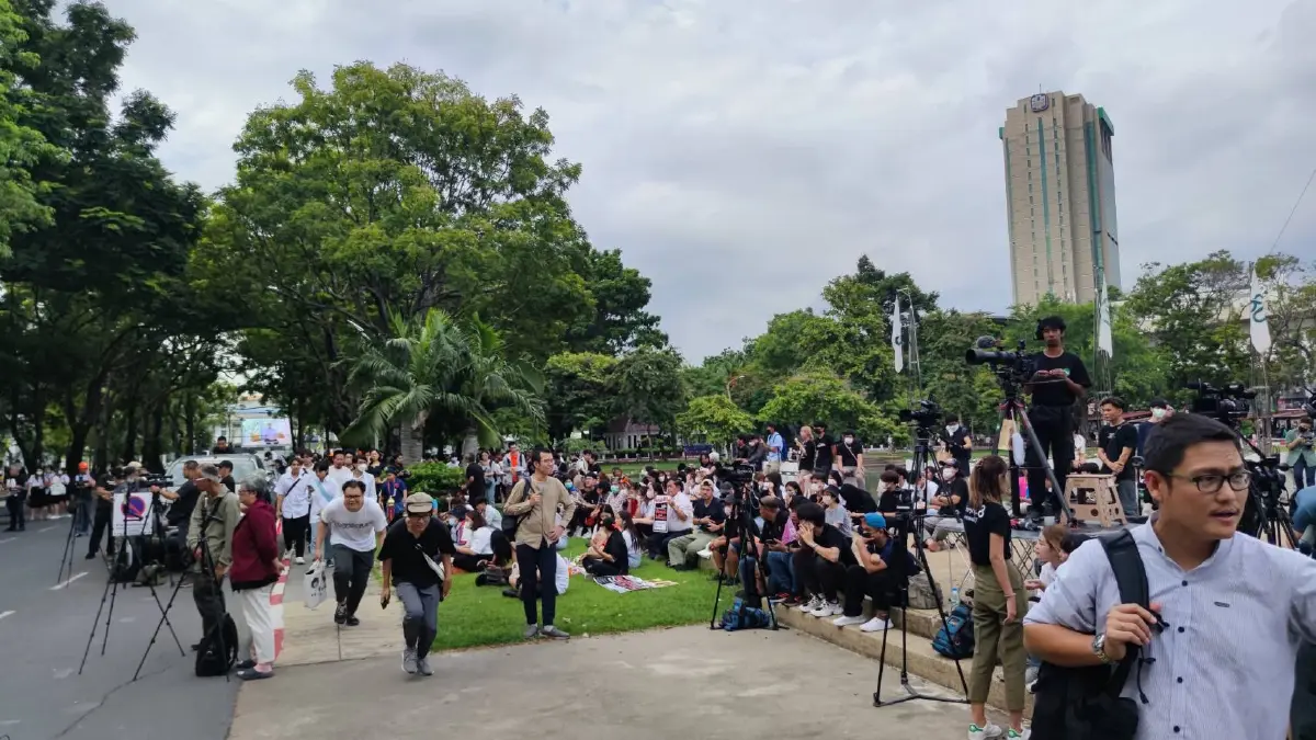 เริ่มแล้ว กิจกรรมชุมนุม "ขจัด ส.ว.ใจทราม" ยึดหน้าหอประชุม ม.เกษตร จัดปราศรัย