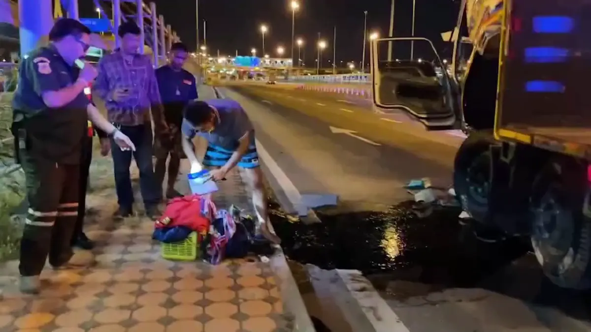 ระทึก รถบรรทุก 12 ล้อ เสียหลัก ชนด่านเก็บค่าทางด่วนพังยับ (มีคลิป)