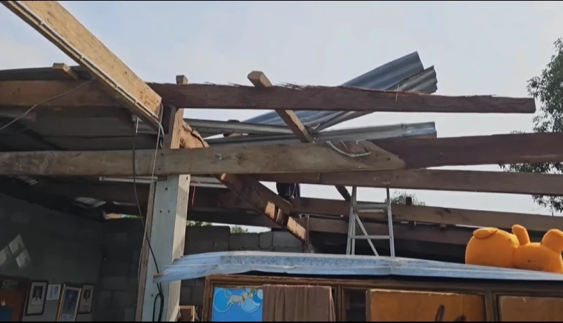 สุดน่ากลัว เปิดคลิป "พายุลูกเห็บ" ถล่มสามหมู่บ้านนครสวรรค์พังยับ