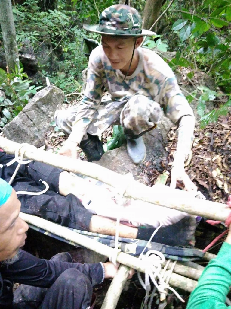 เปิดภารกิจ 16 ชม. ระดมทีมกู้ภัย ช่วยชีวิตชาย 55 ปีพลัดตกเขา (มีคลิป)