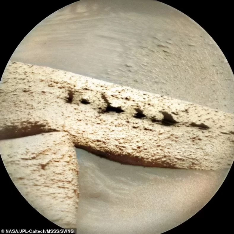 เผยภาพซากบนดาวอังคาร เชื่อยานเอเลียนลงจอด