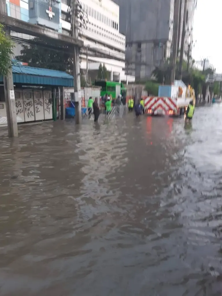 กรมอุตุฯ เตือน 3 ภาค รับมือฝนฟ้าคะนองร้อยละ 80 ของพื้นที่ เช็กพิกัดฝนตกหนัก ที่นี่
