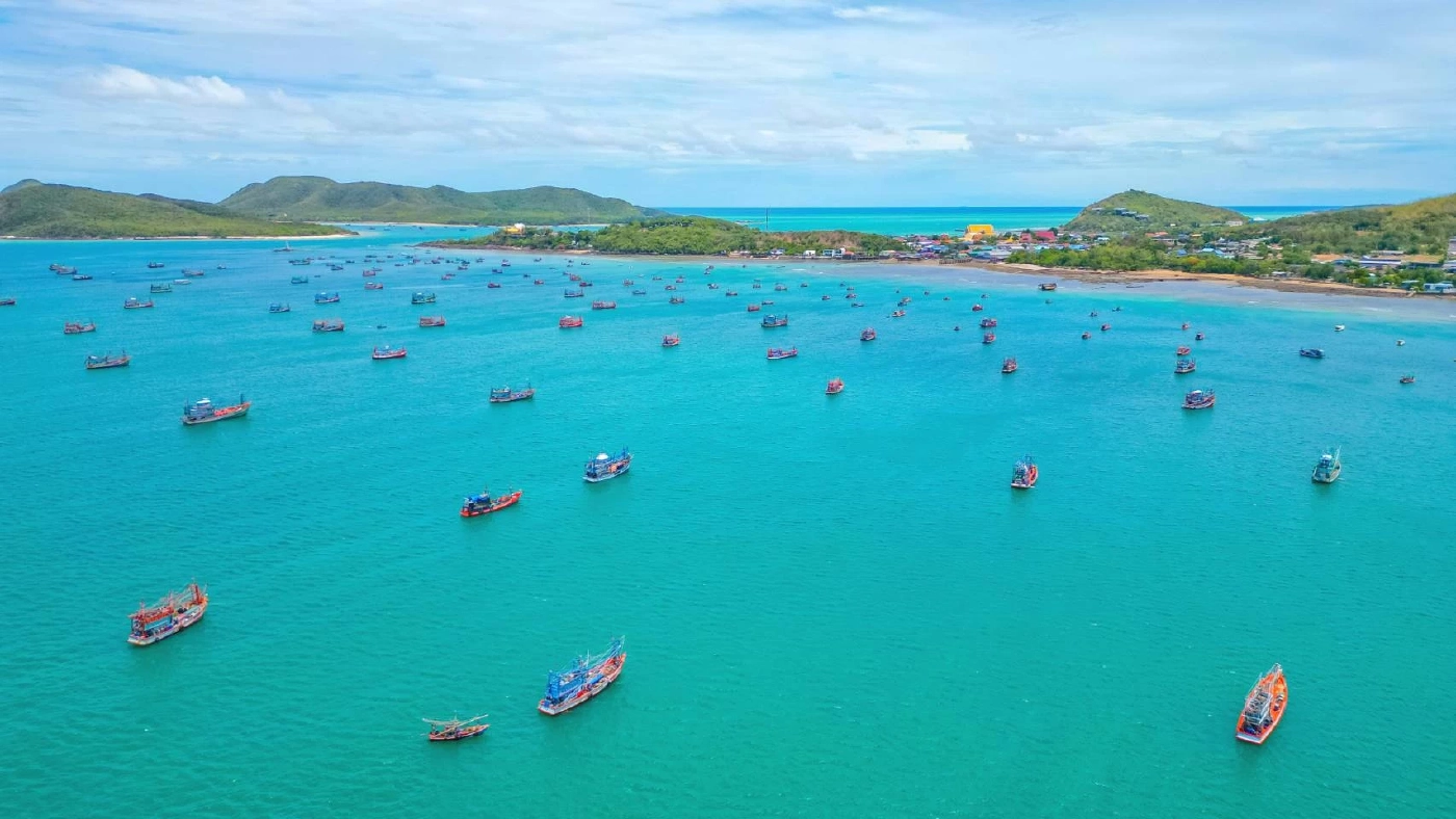 เรือประมงหลายร้อยลำ จอดหลบ"พายุตาลิม" เต็มอ่าวแสมสาร (มีคลิป)