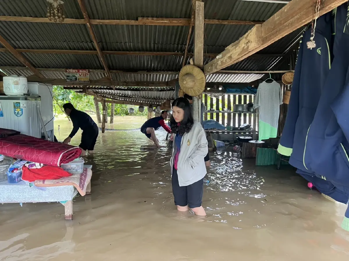 ฝนถล่มกาฬสินธุ์ ทำ "น้ำป่าภูพาน" ไหลทะลักท่วมนาข้าว - บ้านเรือน ปชช. ฉับพลัน