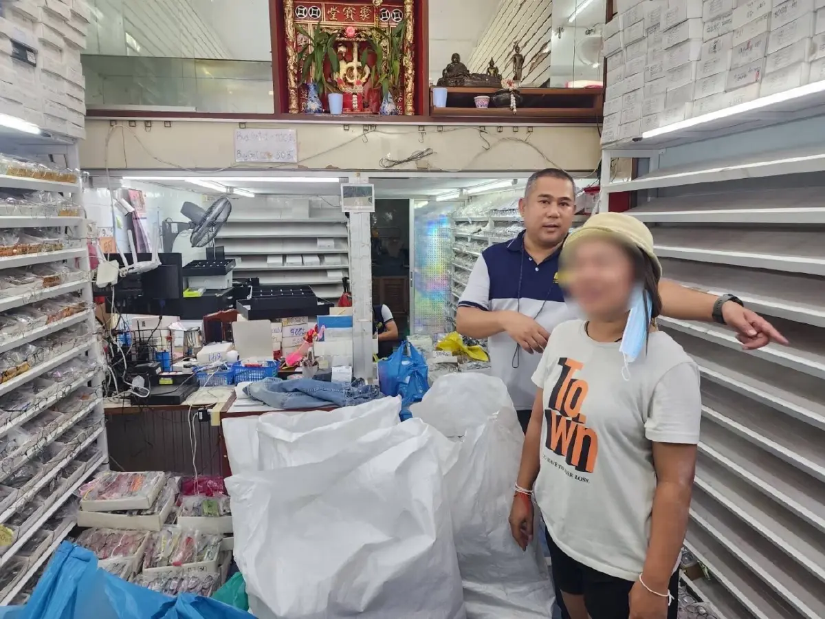 บุกทลายแหล่งจำหน่ายแว่นสายตาปลอม กลางตลาดสำเพ็ง
