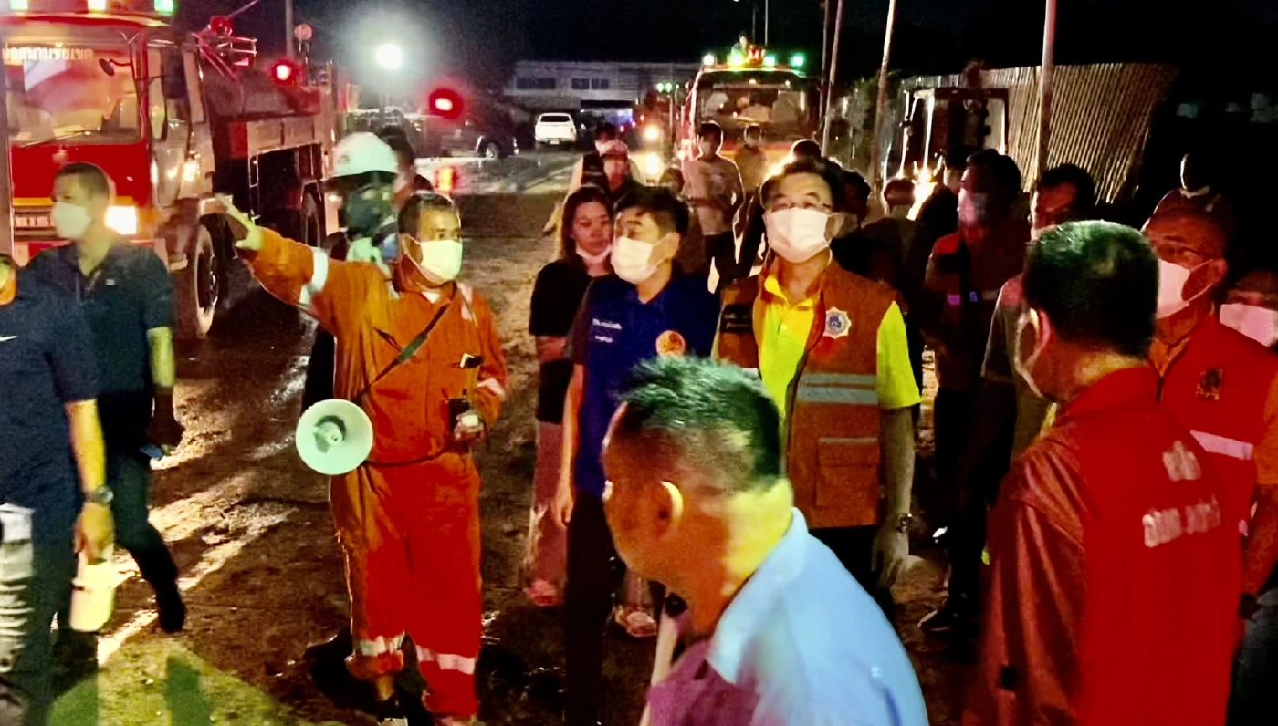 ไฟไหม้โรงงานรีไซเคิล นิคมเกตเวย์ โหม 3 ชั่วโมง อาคารวอดทั้งหลัง (มีคลิป)