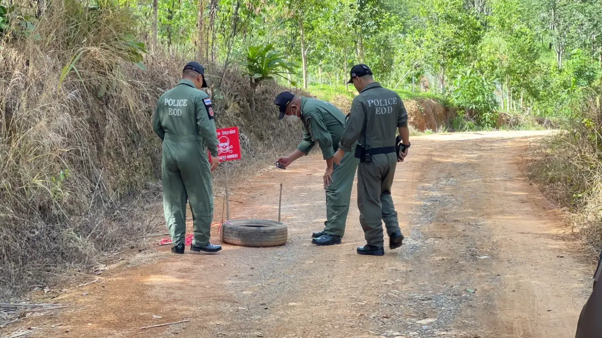 ผงะ! พบระเบิดโผล่กลางถนนดิน แจ้งทหารพรานเข้าตรวจสอบ