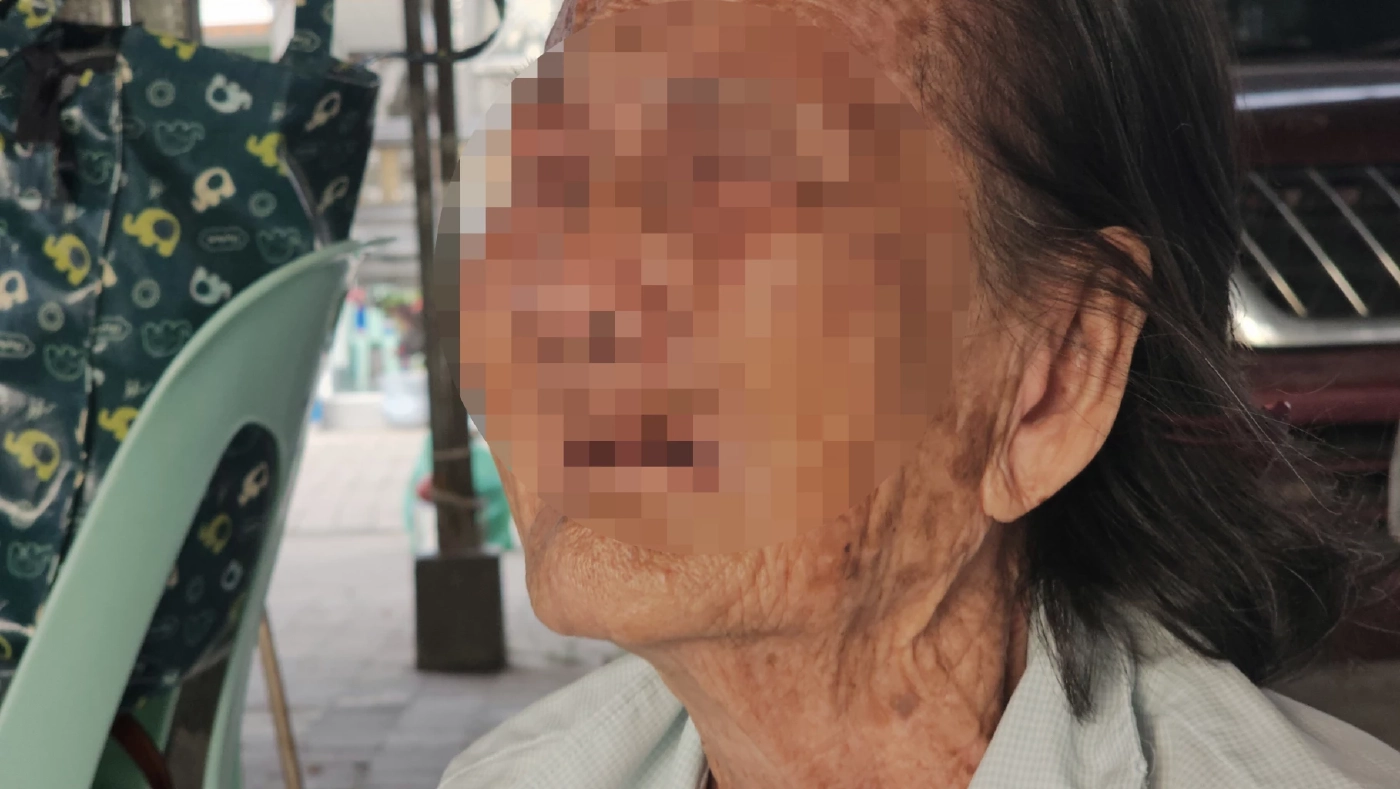 ใจสลาย แม่เฒ่าวัยเกือบ 90 ถูกลูกสาวแท้ ๆ ไล่ออกจากบ้านถึง 40 ครั้ง