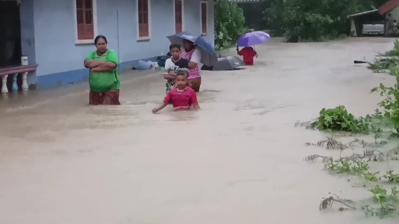 ฝนถล่มสตูล น้ำทะเลหนุน ทะลักท่วมบ้านพังเสียหาย คลื่นลมแรงซัดเรือล่มหลายลำ