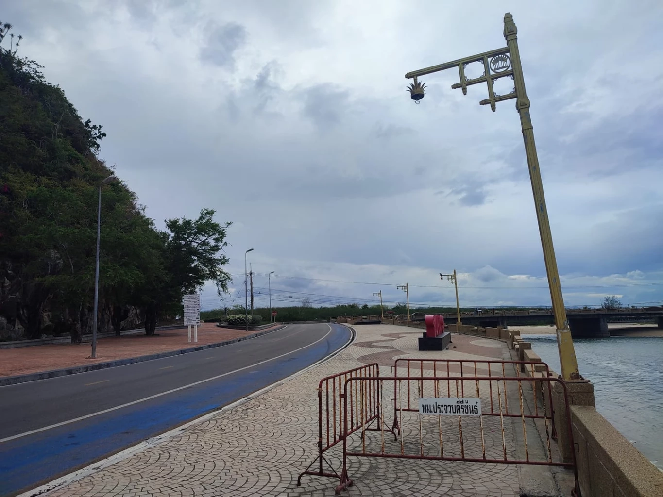 มหากาพย์! อดีต ส.ท.ประจวบฯ 3 สมัย ยันเทศบาลไม่เคยรับมอบเสาไฟสับปะรด