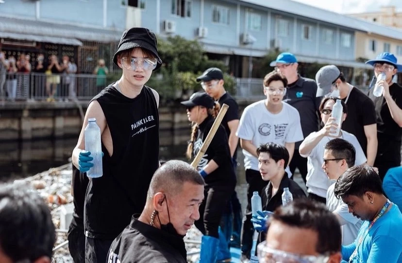 แจ็คสัน หวัง ไม่ได้มาเล่นๆ สู้แดด สู้ฝน ทุบสถิติเก็บขยะคลองลาดพร้าว (มีคลิป )