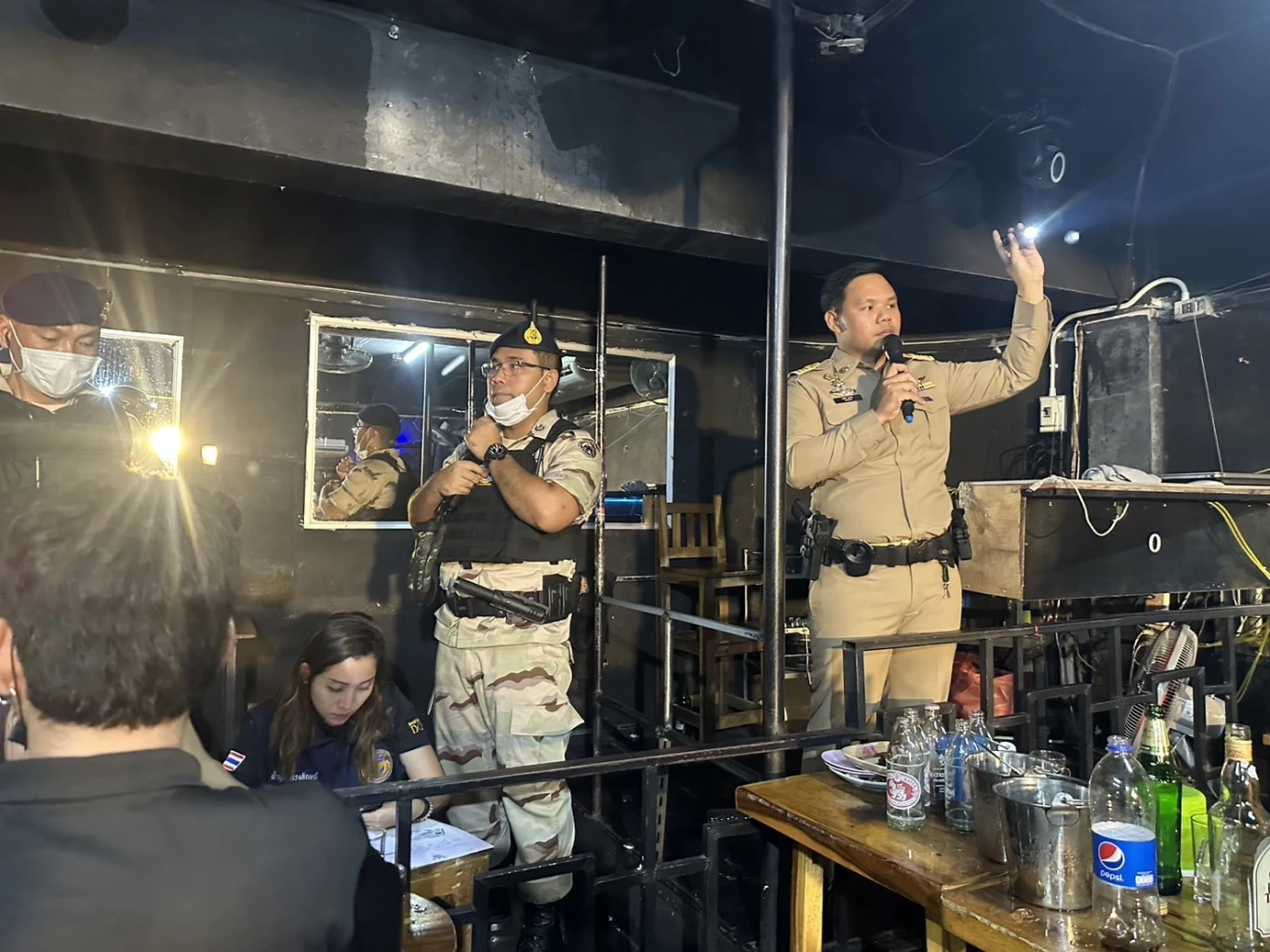 กรมการปกครอง บุกจับร้านลาบ ลอบเปิดผับต่างด้าวกลางกรุง