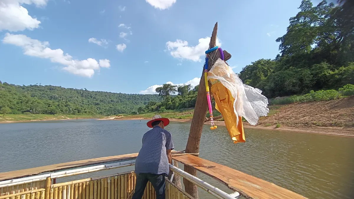 สุดอึ้ง! "คอหวย" ถวายชุดสไบ ให้ "ต้นตะเคียน" ที่อยู่กลางเขื่อนลำแชะ
