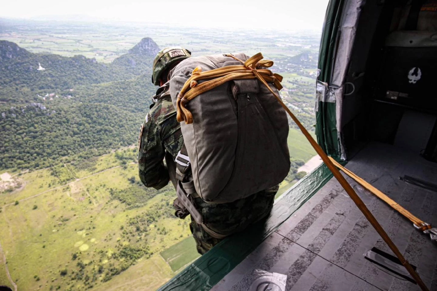 "ก้าวไกล" หวังแก้โครงสร้างสภากลาโหม ลดอำนาจกองทัพ ให้อยู่ภายใต้รบ.พลเรือน