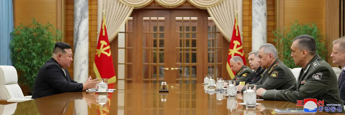 คิม จอง อึน พบ รมว. กลาโหมรัสเซีย พาชมงานแสดงขีปนาวุธ