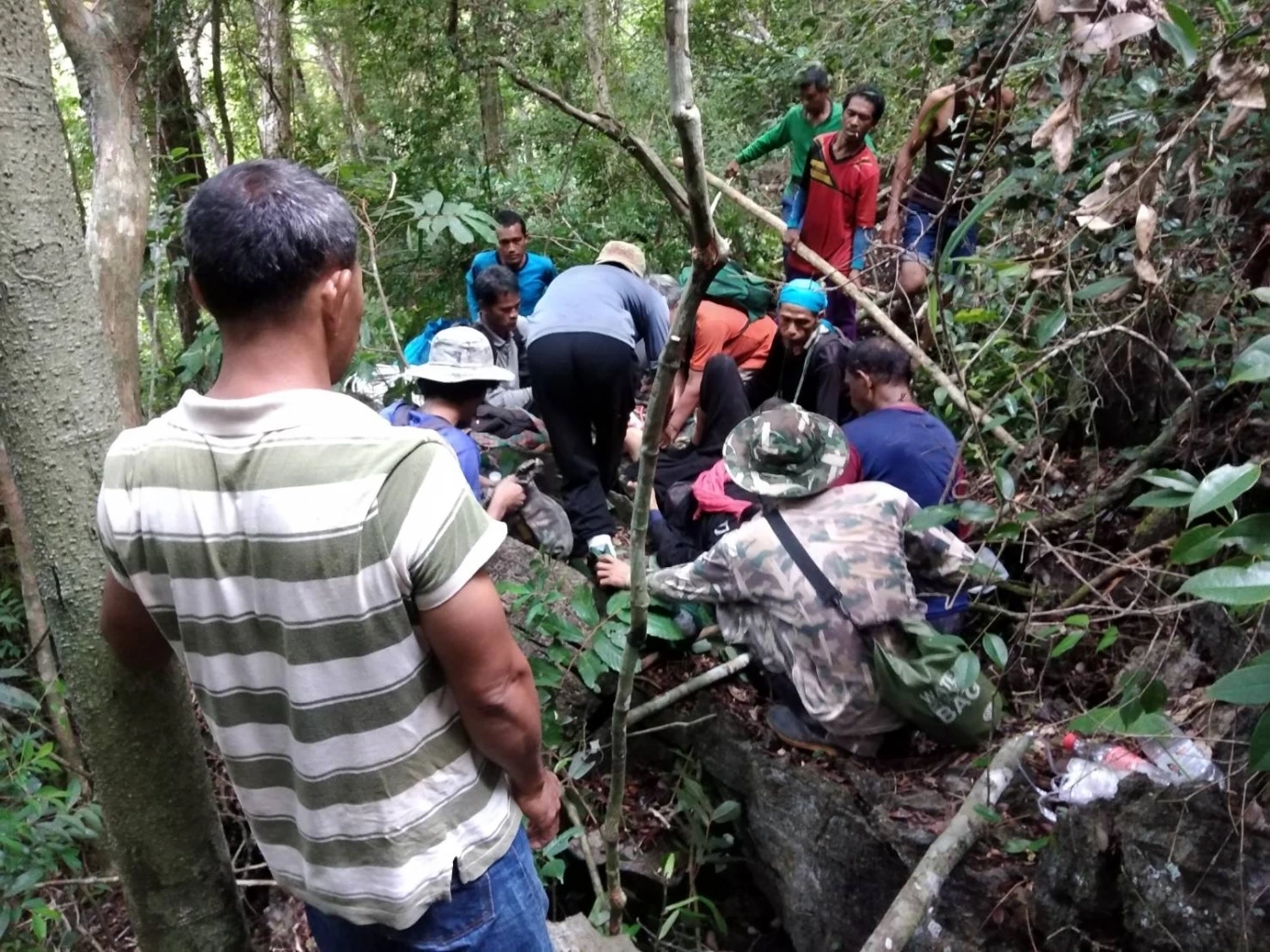 เปิดภารกิจ 16 ชม. ระดมทีมกู้ภัย ช่วยชีวิตชาย 55 ปีพลัดตกเขา (มีคลิป)