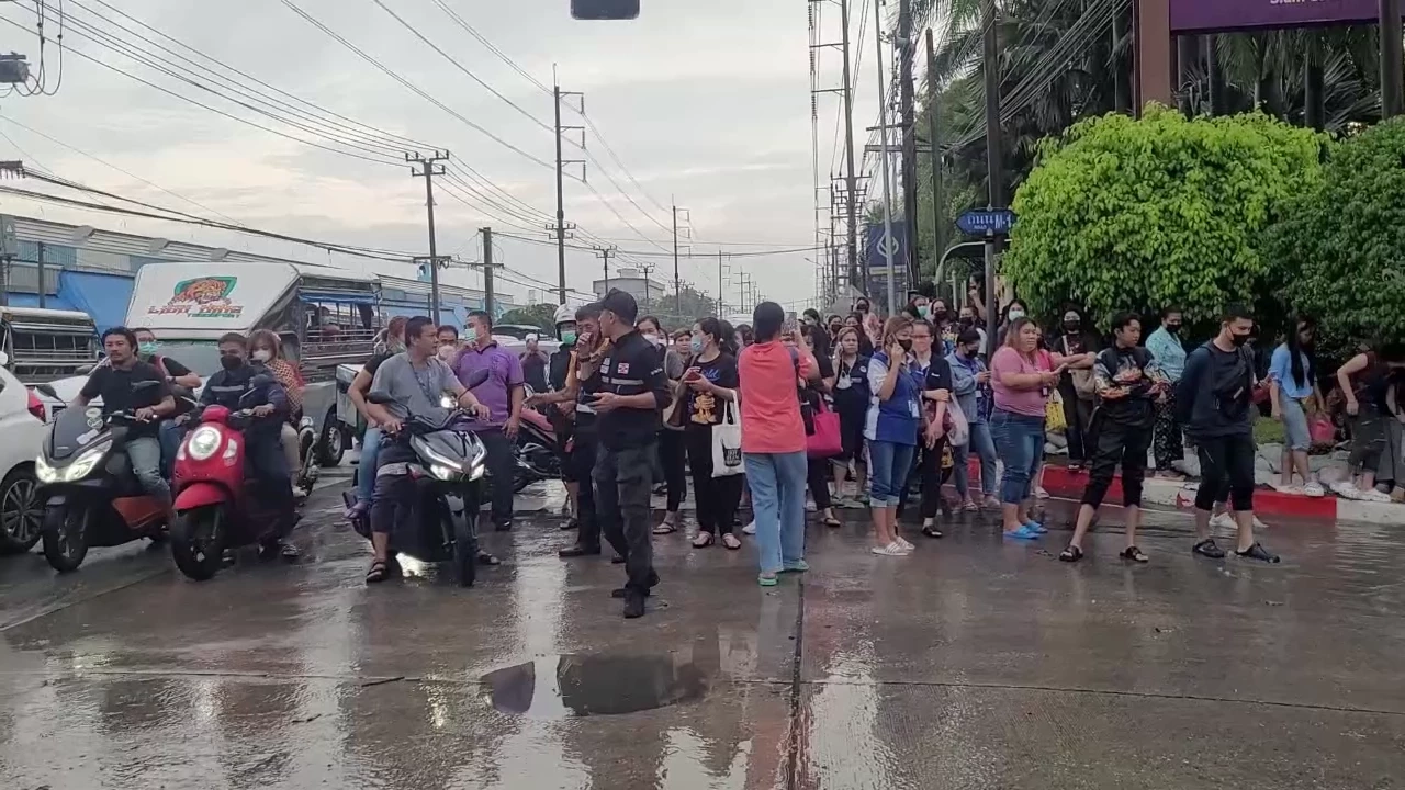 ฝนถล่มหนัก"นิคมบางปู" น้ำทะลักท่วมอ่วม เร่งระบายลดระดับน้ำ (มีคลิป)