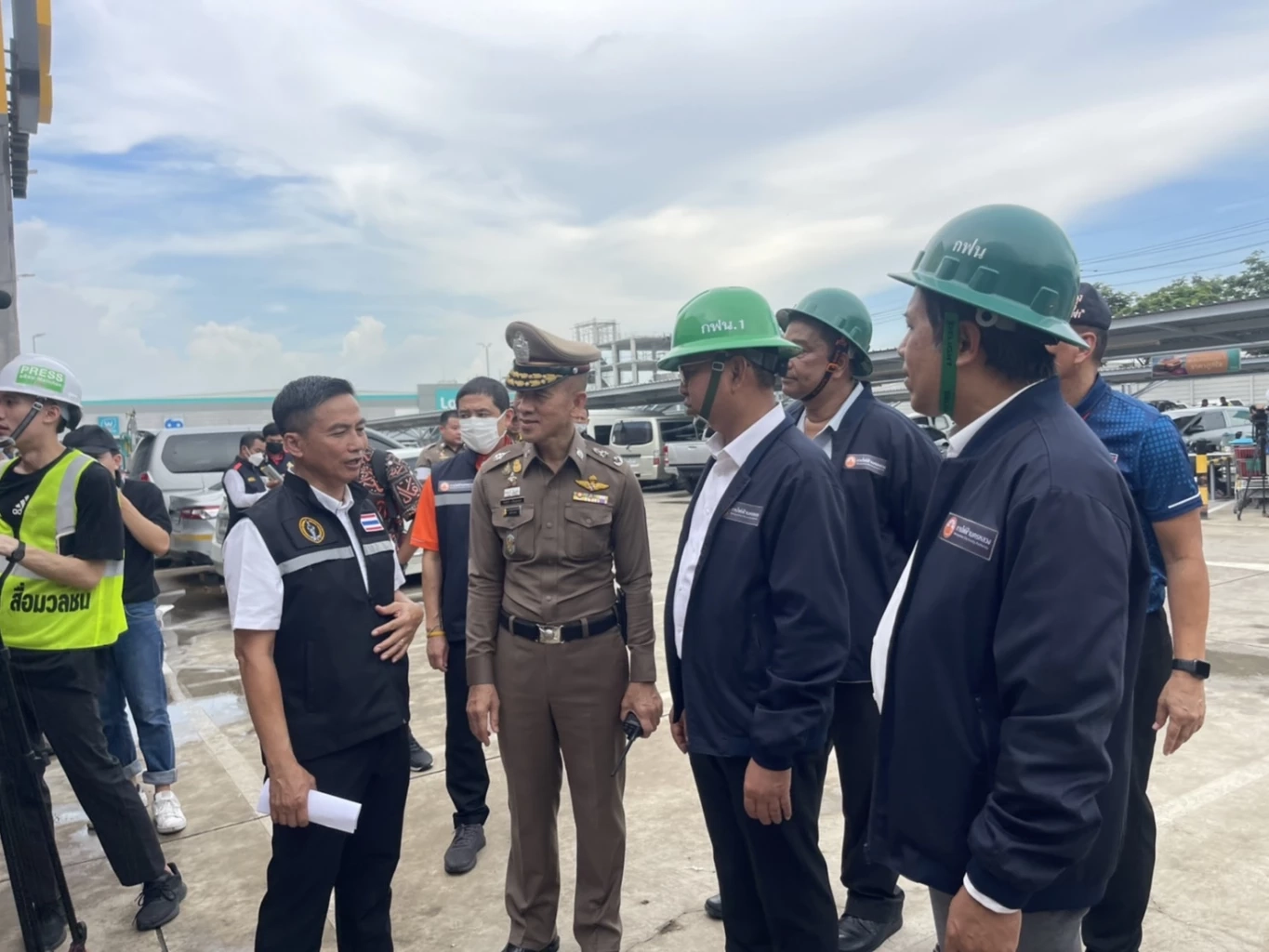 จนท. เร่งตัดโครงสร้างเหล็ก ก่อนเคลื่อนย้าย คาดใช้เวลา 7 วัน เปิดการจราจร