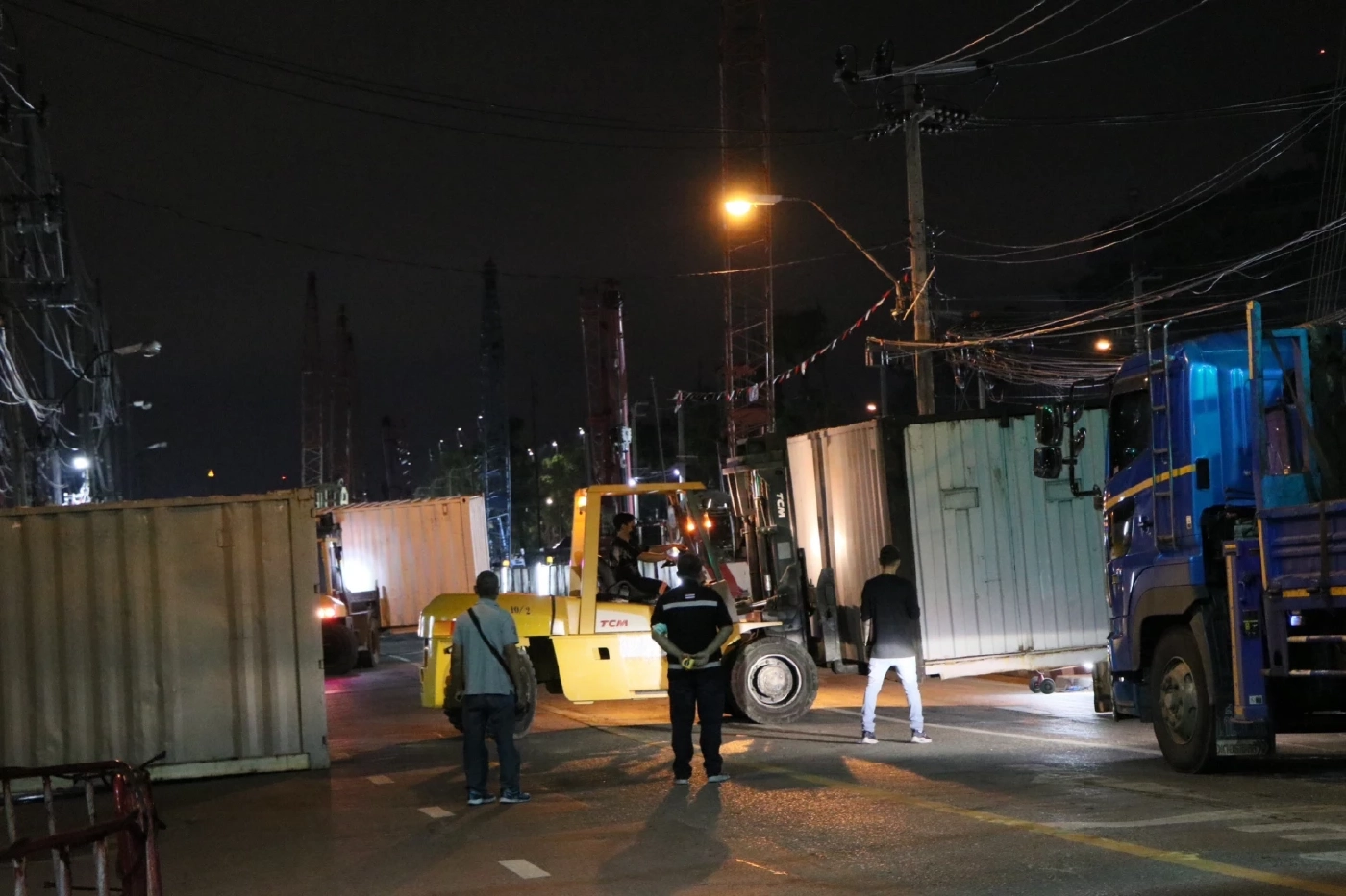 ตำรวจนครบาล ยกตู้คอนเทนเนอร์ วางรั้วลวดหนาม ปิดแยกเกียกกาย