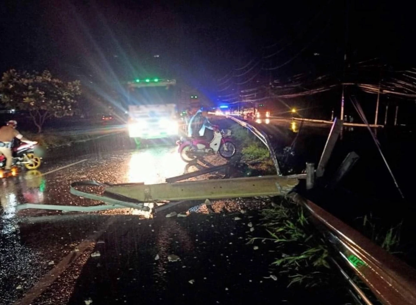 พายุพัดถล่ม เสาไฟฟ้าล้ม 9 ต้น ขวางถนน ทับรถยนต์-บ้านเรือนพังเสียหาย