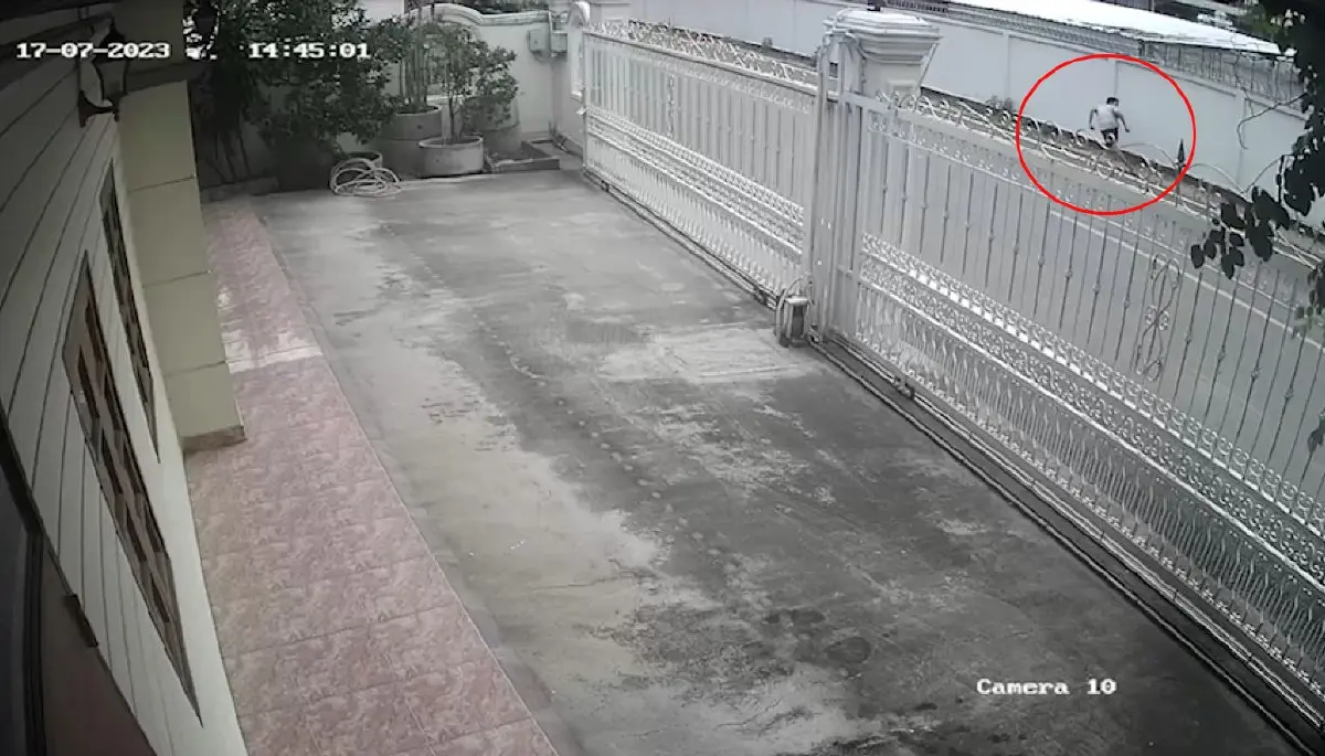 สาวเผยคลิปนาทีระทึก คนร้ายหนี ตร. มาซ่อนตัวในบ้าน ขณะกำลังอาบน้ำ
