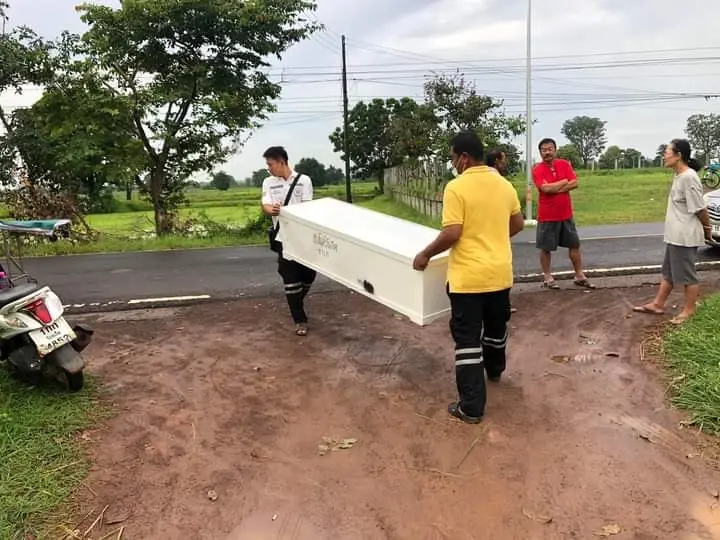 ชาวบ้านผวา! โลงศพปริศนา โผล่ทางเข้าหมู่บ้าน เขียนข้อความ "สุขสันต์วันเกิด"