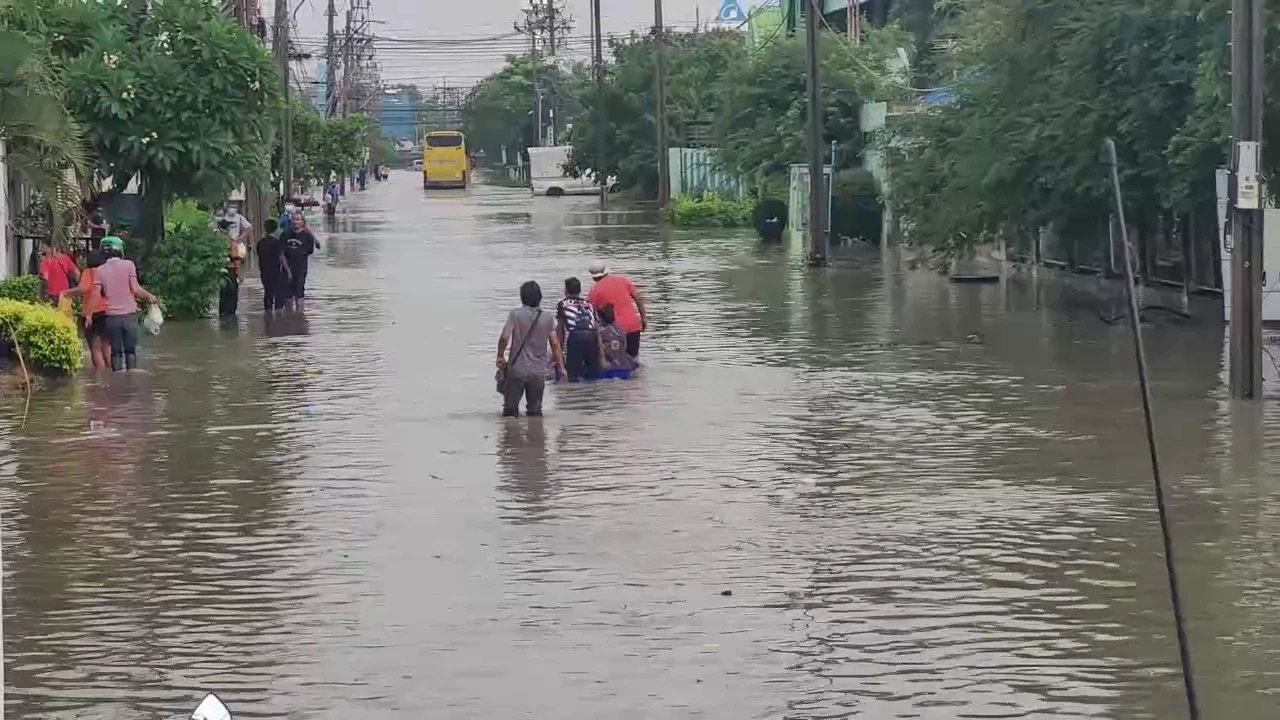 ฝนถล่มหนัก"นิคมบางปู" น้ำทะลักท่วมอ่วม เร่งระบายลดระดับน้ำ (มีคลิป)