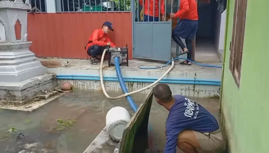 สตูลน้ำท่วมเริ่มลด หลังฝนไม่ตกมาซ้ำ ทหารเรือเข้าช่วยเหลือชาวบ้าน