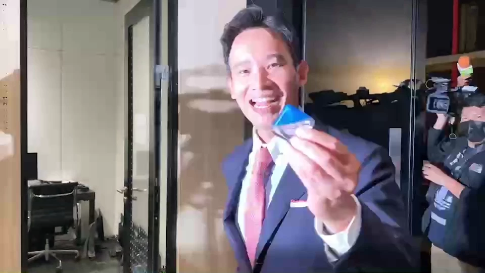 "พิธา" ยืนยันอีกครั้ง ไม่ได้ร้องไห้ พร้อมหยิบน้ำตาเทียมโชว์ (มีคลิป)