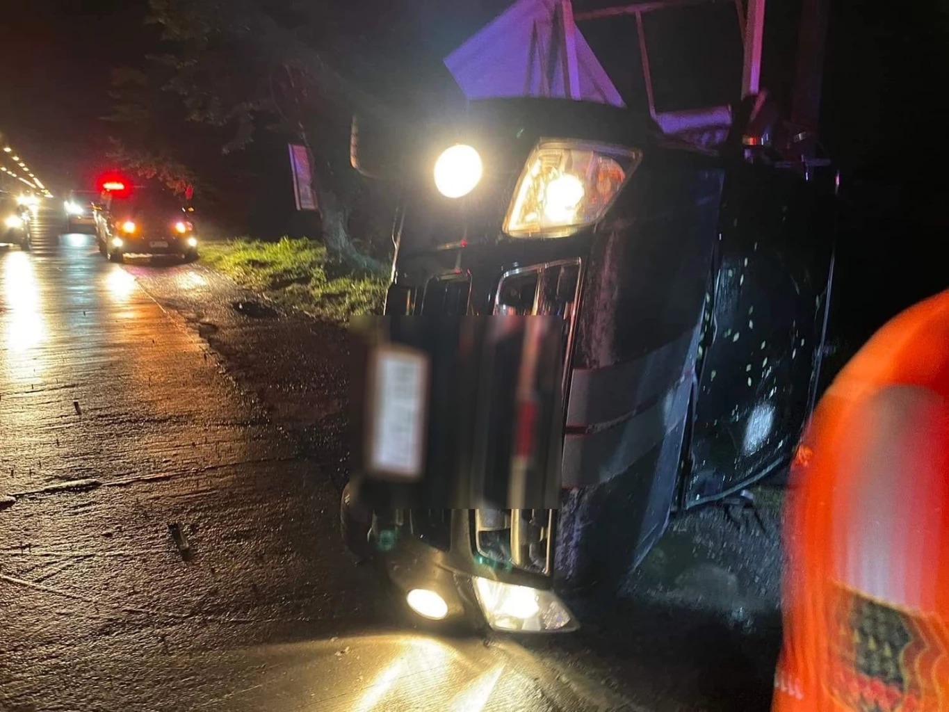 กระบะขนญาติกลับจากงานศพ หลุดโค้งเทกระจาด ดับ 2 เจ็บ 8 คนขับเผ่นหนี