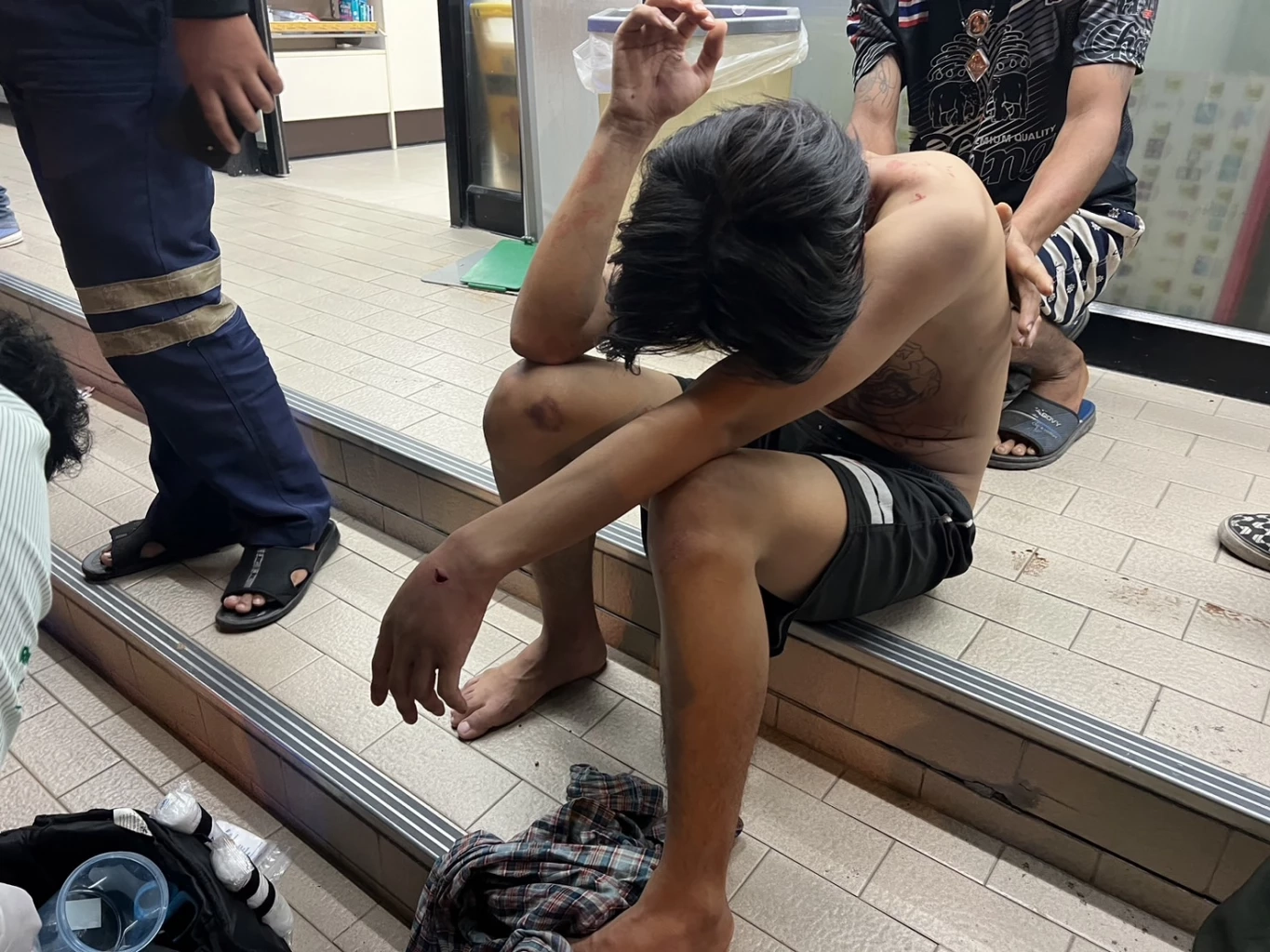 เปิดคลิประทึก กลุ่มวัยรุ่นนับสิบ ควงมีด-ปืน ยกพวกตีกันกลางดึก บาดเจ็บ 1