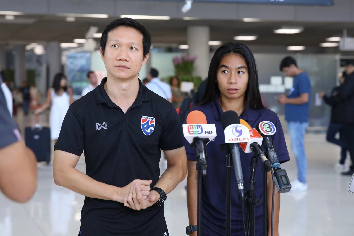 "ชบาแก้ว U19" นำถ้วยอาเซียนกลับถึงไทย นายกสมาคมฯ มอบ 1 ล้าน สร้างขวัญกำลังใจ