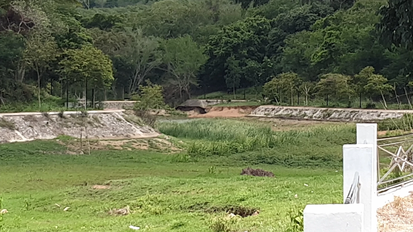 พบเขื่อนเก็บน้ำรั่ว ทำชาวบ้านด่านสิงขร เดือดร้อนหนัก ขาดแคลนน้ำกินน้ำใช้