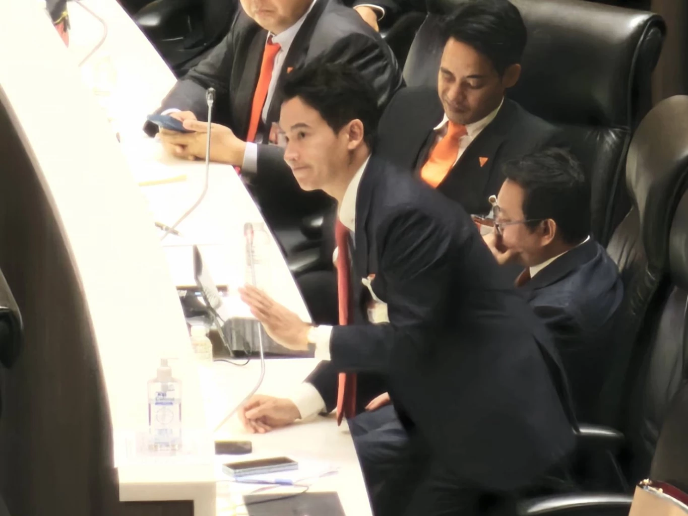 "ชาดา ไทยเศรษฐ์" ลั่นกลางสภา! เสนอกฎหมายยิงคนหมิ่นสถาบันแล้วไม่ติดคุก