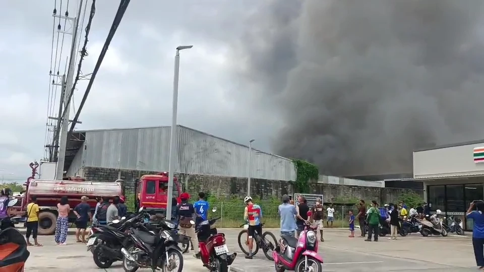 ด่วน! ไฟไหม้ อู่เชิดชัย"เจ้เกียว" เร่งนำโฟมและสารเคมี ฉีดสกัดเพลิง (มีคลิป)