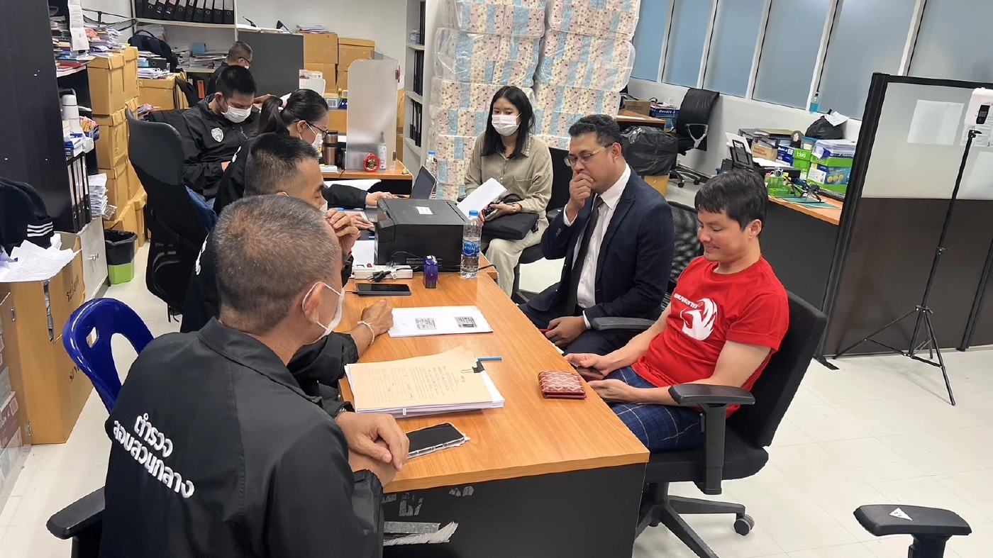 นอท กองสลากพลัส (เสื้อแดง) - แฟ้มภาพ -