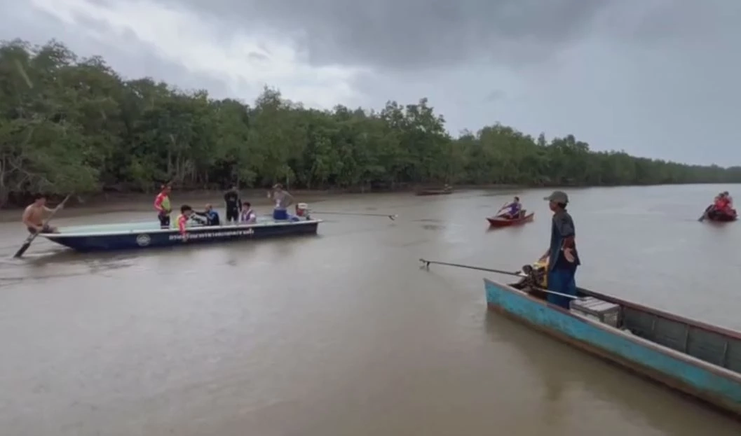 เด็ก 6 ขวบ ตกเรือกู้อวน พ่อบุญธรรม กระโดดช่วย จมน้ำดับ