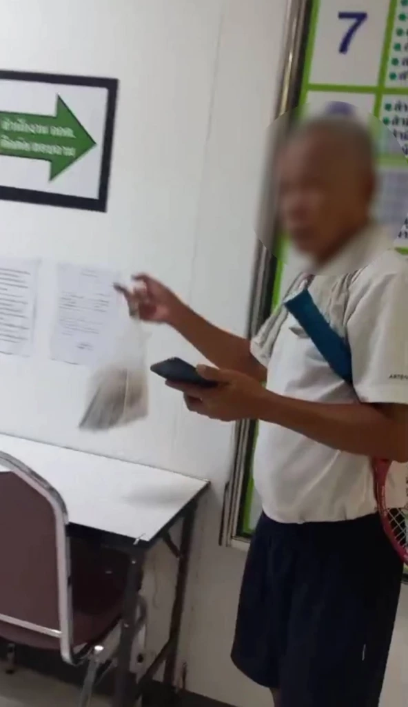 เปิดภาพนาที "ลุงเทวา" บุกปาถุงปลาร้าใส่ กกต. เผย สุดทนการทำงาน