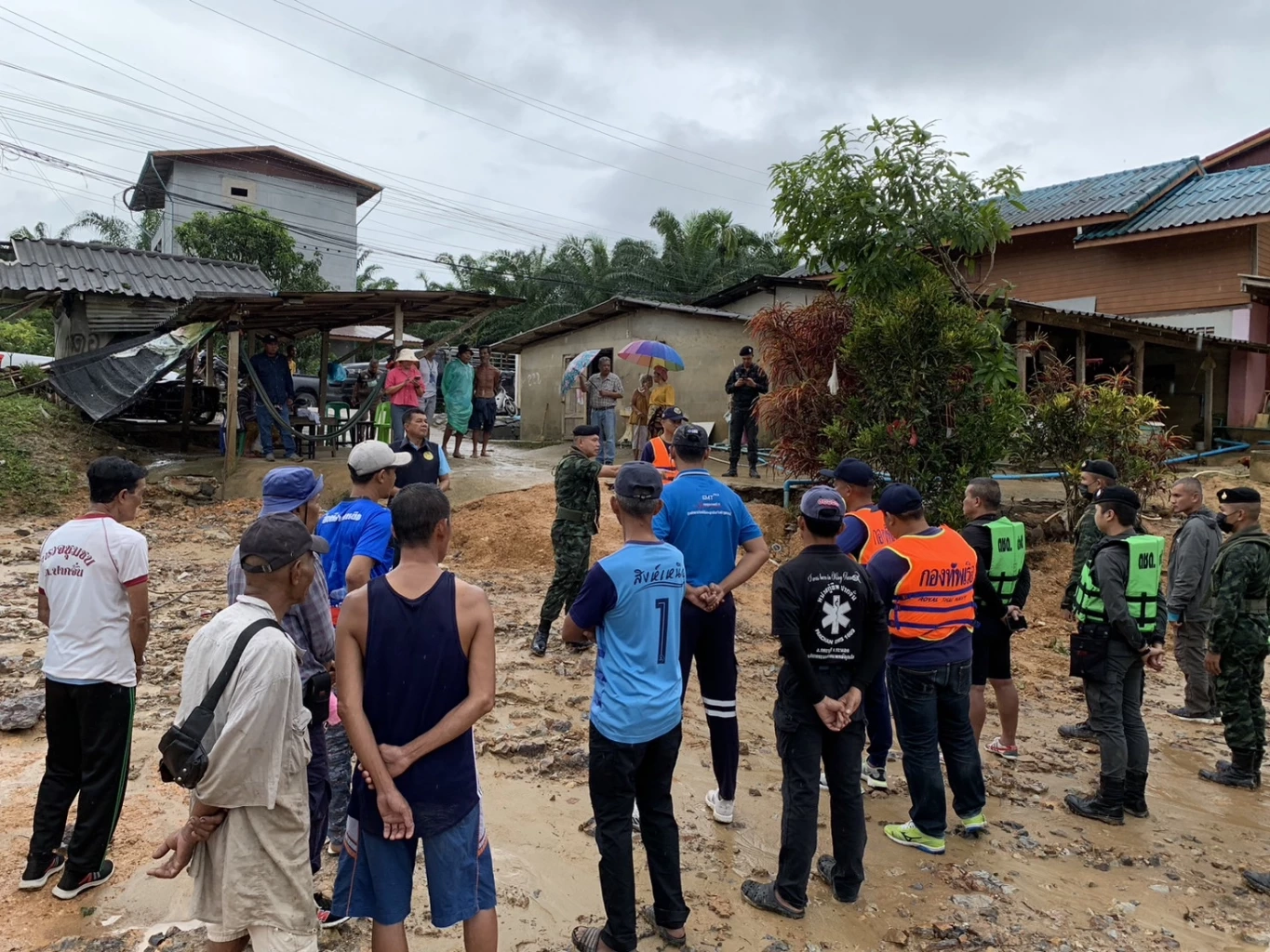 ระดมค้นหา “สิบเอก” ร่วงแม่น้ำกระบุรี ขณะล้อมจับไม้ยางพาราเถื่อน